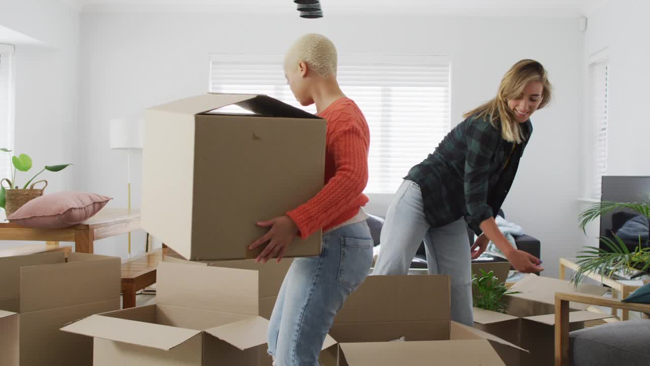 Équipe de déménagement effectuant un chargement local