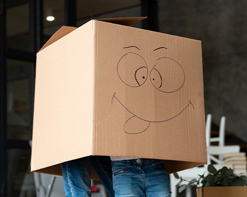 Équipe de déménagement transportant des meubles à Montréal